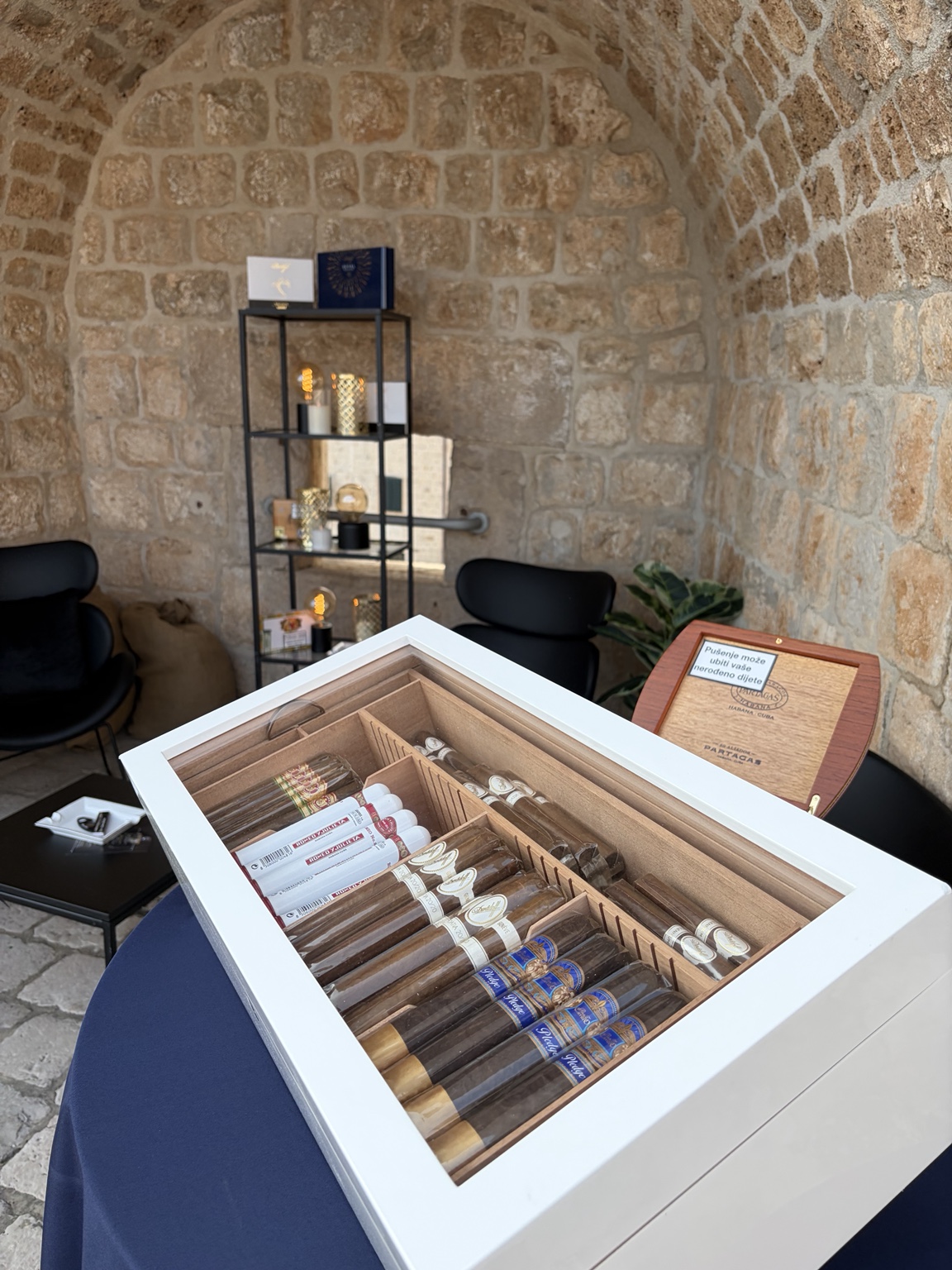 Premium cigar humidor